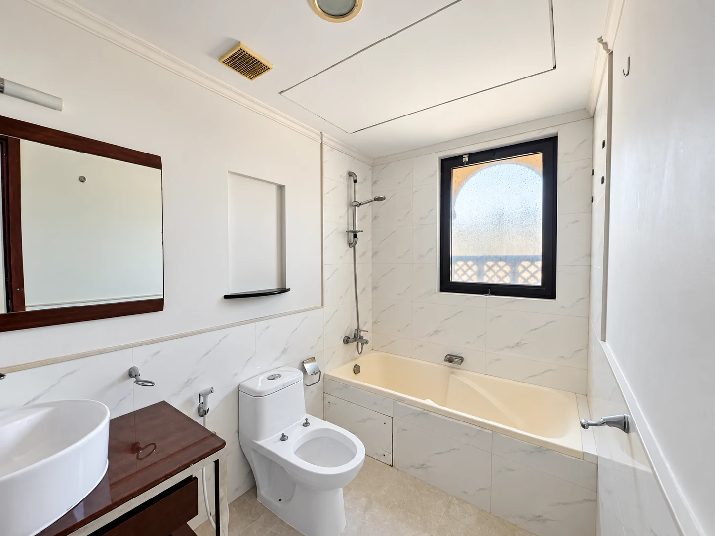 Sea-front canal villa with garden in Amwaj Islands 3