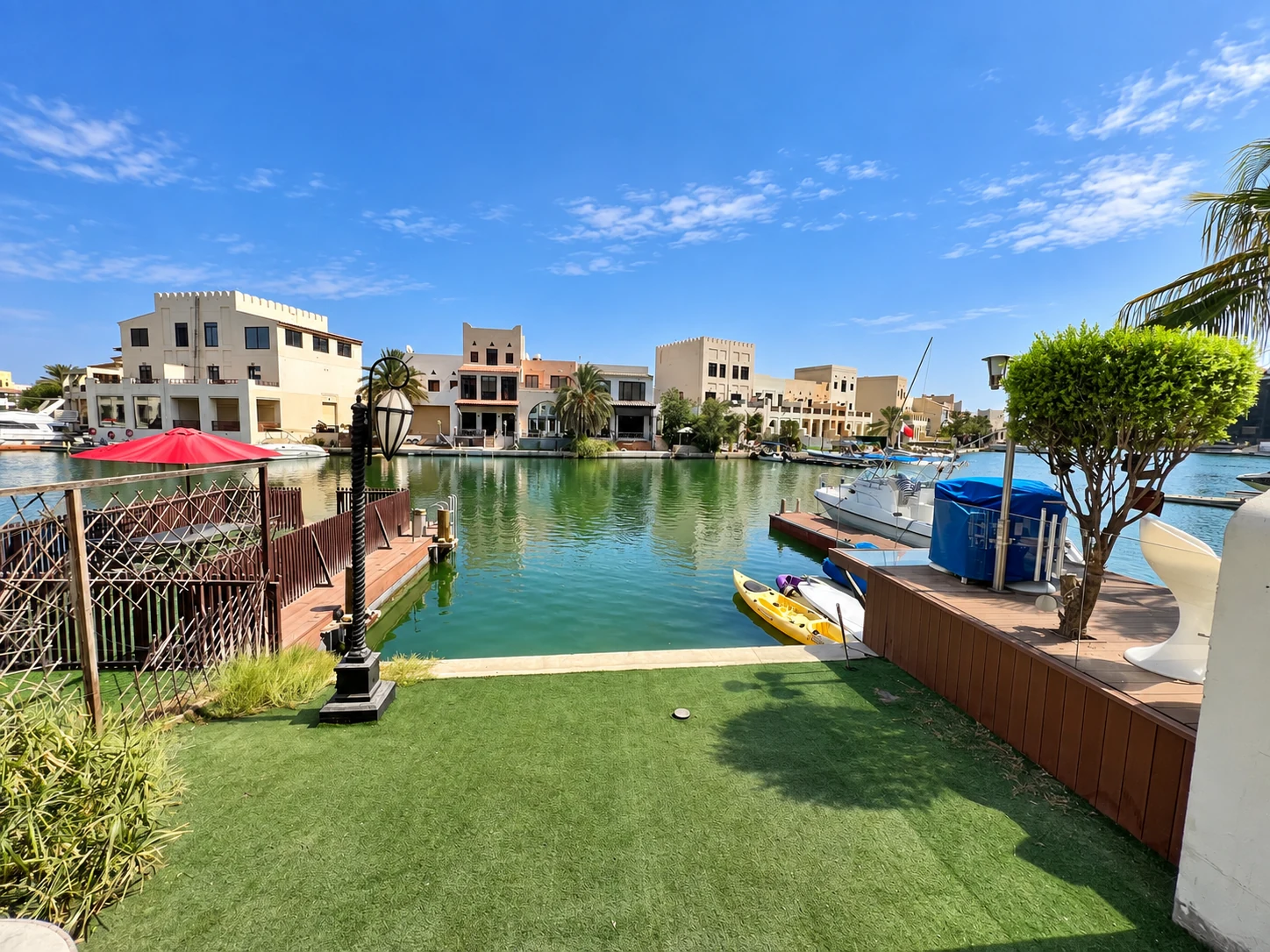Sea-front canal villa with garden in Amwaj Islands 2