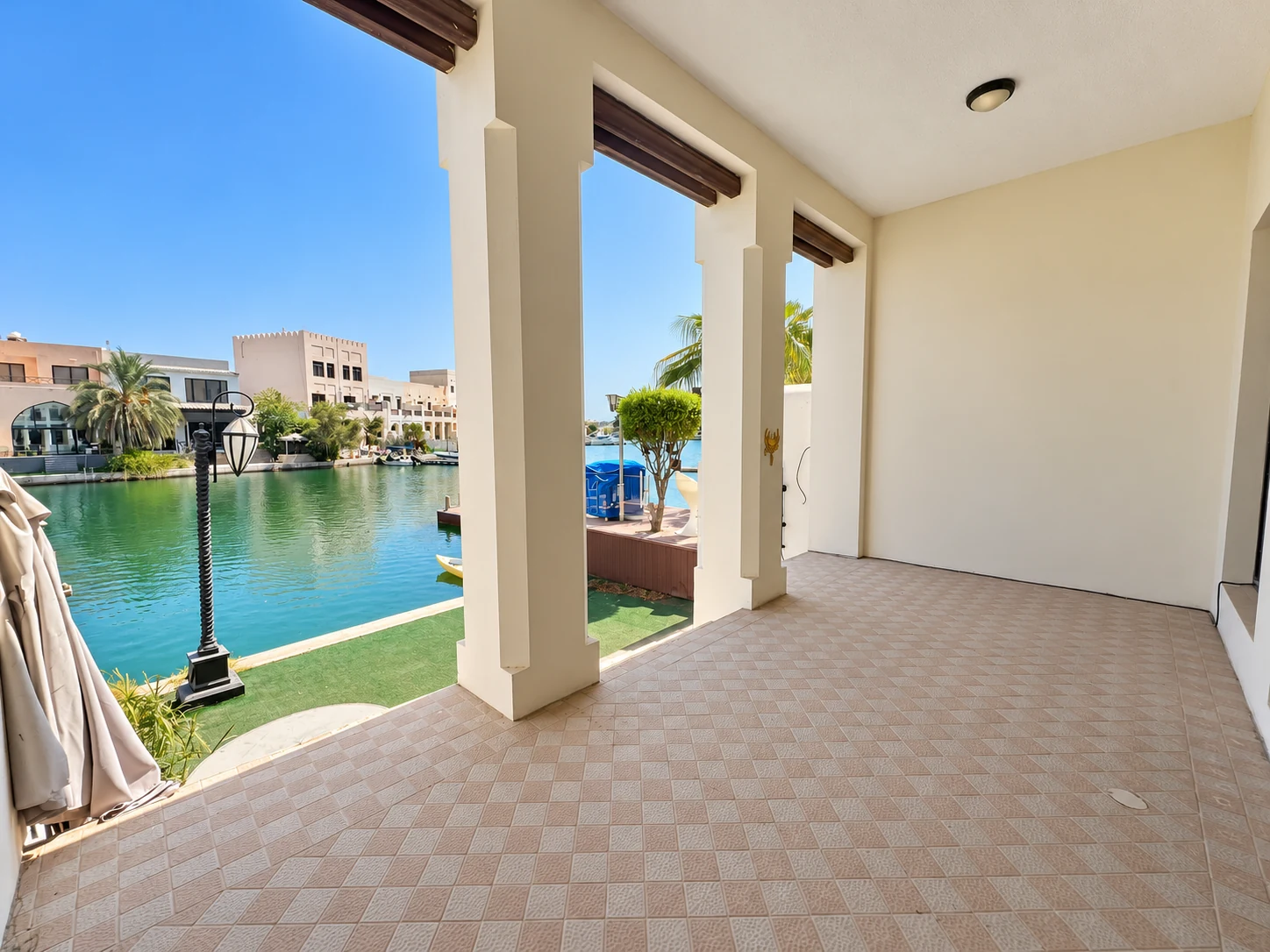 Sea-front canal villa with garden in Amwaj Islands 10