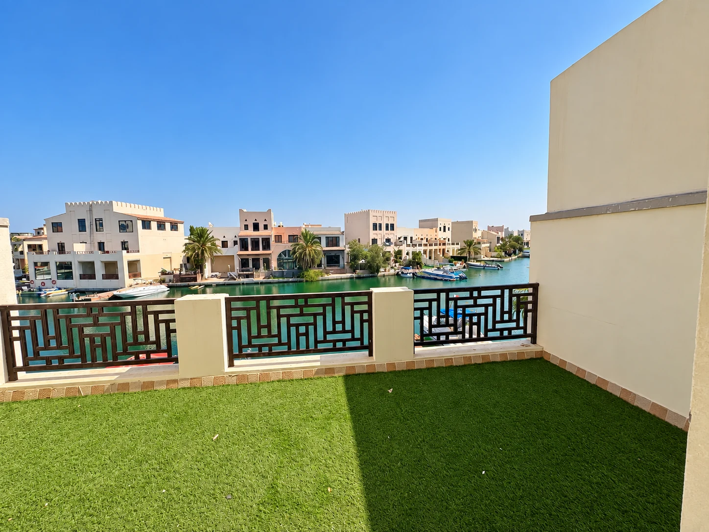 Sea-front canal villa with garden in Amwaj Islands 6