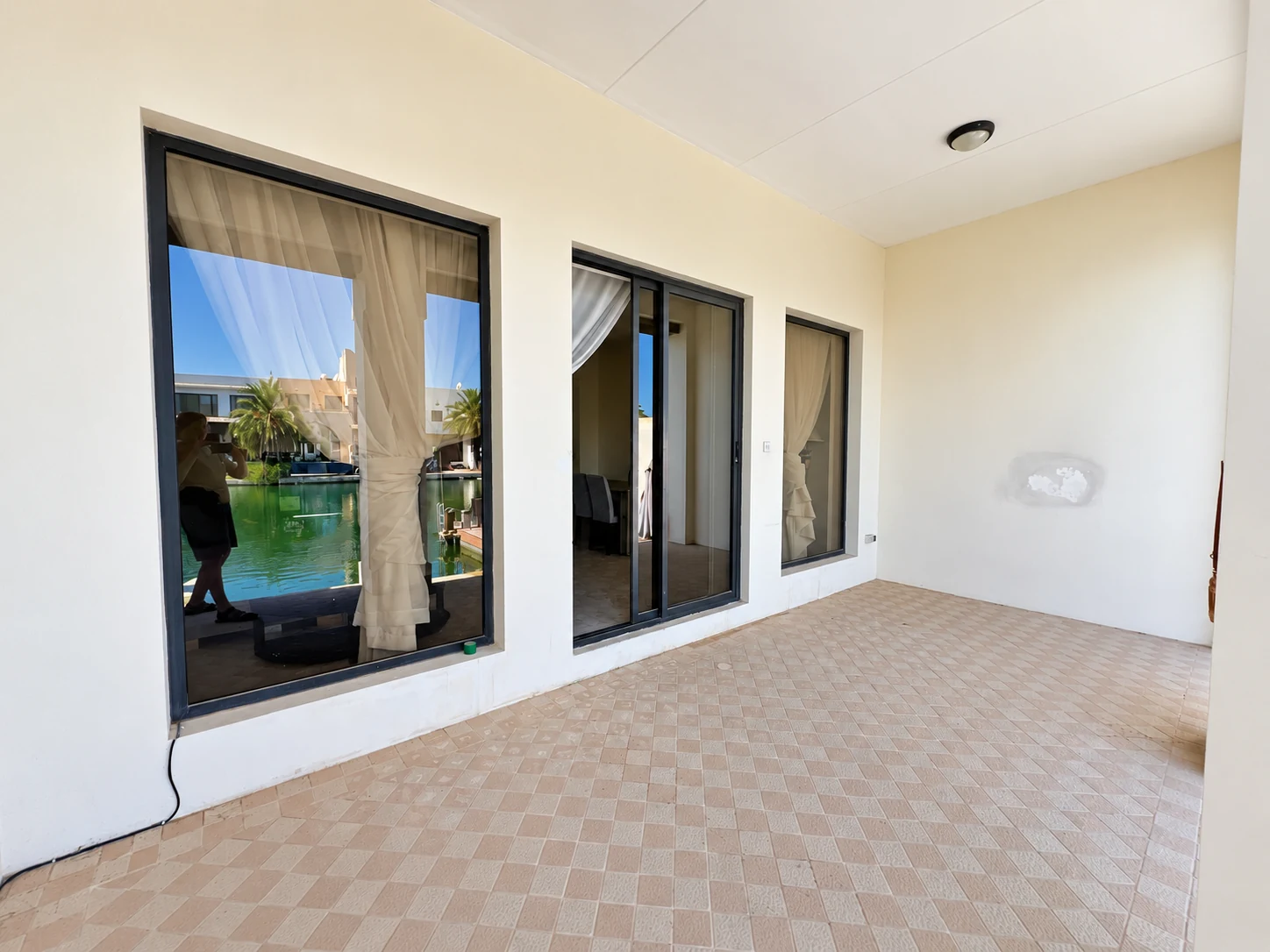 Sea-front canal villa with garden in Amwaj Islands 4